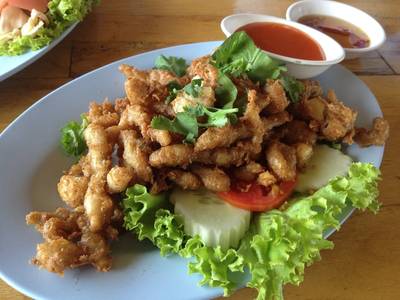 หอยหลอดทอดกระเทียมพริกไทย เอากระเทียมมาแซมเยอะไปนะครับ ที่ ร้านอาหาร จุดชมวิวทะเลกรุงเทพฯ