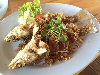 ปลากระบอกทอดกระเทียม ที่ ร้านอาหาร จุดชมวิวทะเลกรุงเทพฯ