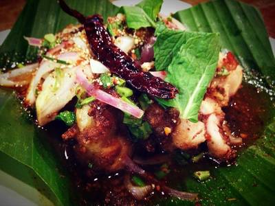 ลาบไก่ทอด ที่ ร้านอาหาร ส้มตำนัว สยามสแควร์ซอย 5