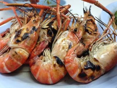 กุ้งเผา ที่ ร้านอาหาร ทะเลเผาบางอ้อ