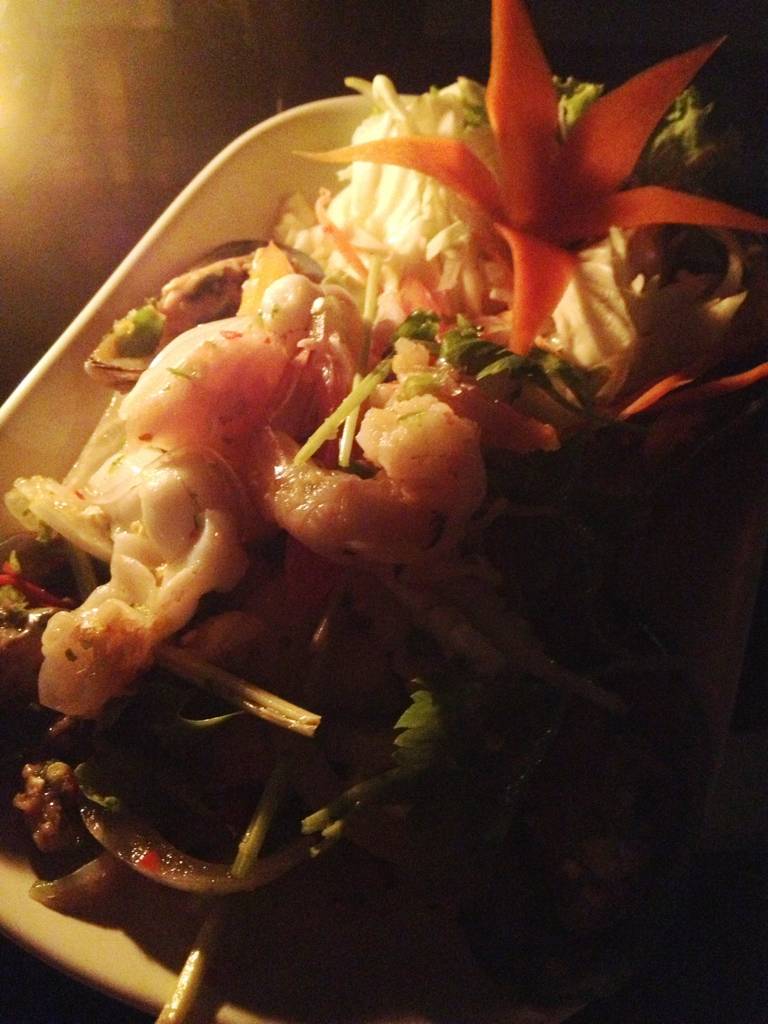 ยำรวมมิตรทะเล ที่ ร้านอาหาร Full Moon