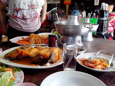 อาหารมาก็ดูดีครับ แต่กินไม่ลงแล้ว คิดแต่ว่าจะเอาไปไว้ไหน ที่ ร้านอาหาร แดงอาหารทะเล (เจ๊แดง) เจ้าเก่า อาหารมาก็ดูดีครับ แต่กินไม่ลงแล้ว คิดแต่ว่าจะเอาไปไว้ไหน ที่ ร้านอาหาร แดงอาหารทะเล (เจ๊แดง) เจ้าเก่า