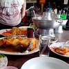อาหารมาก็ดูดีครับ แต่กินไม่ลงแล้ว คิดแต่ว่าจะเอาไปไว้ไหน ที่ ร้านอาหาร แดงอาหารทะเล (เจ๊แดง) เจ้าเก่า