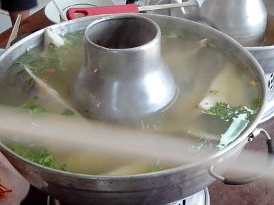 หม้อไฟใหญ่มาก ร้านคิดรึเปล่าว่าผู้ใหญ่มาแค่ 3 คน จะกินกันยังไงหมด ที่ ร้านอาหาร แดงอาหารทะเล (เจ๊แดง) เจ้าเก่า หม้อไฟใหญ่มาก ร้านคิดรึเปล่าว่าผู้ใหญ่มาแค่ 3 คน จะกินกันยังไงหมด ที่ ร้านอาหาร แดงอาหารทะเล (เจ๊แดง) เจ้าเก่า