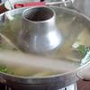 หม้อไฟใหญ่มาก ร้านคิดรึเปล่าว่าผู้ใหญ่มาแค่ 3 คน จะกินกันยังไงหมด ที่ ร้านอาหาร แดงอาหารทะเล (เจ๊แดง) เจ้าเก่า