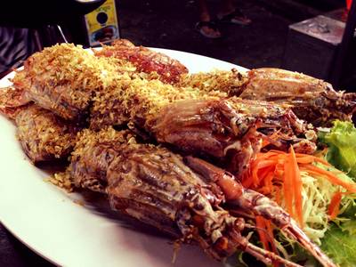 กั้งทอดกระเทียม ที่ ร้านอาหาร ครัวยุพิน