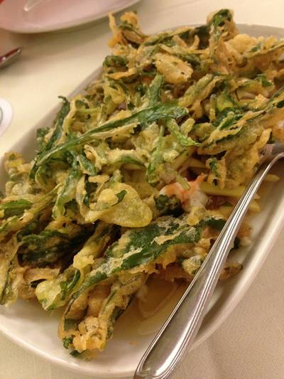 ยำผักบุ้งทอดกรอบ ที่ ร้านอาหาร รถเสบียง ยำผักบุ้งทอดกรอบ ที่ ร้านอาหาร รถเสบียง