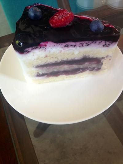 Blueberry Milk Cake ชิ้นนี้แนะนำเลยค่ะหอมนุ่มอร่อยมว๊ากก ที่ ร้านอาหาร บ้านต้นเค้ก