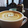 ลาเต้ร้อนหอมๆยามเช้าสักแก้ว สดชื่นมากๆเลย ที่ ร้านอาหาร ณ coffee