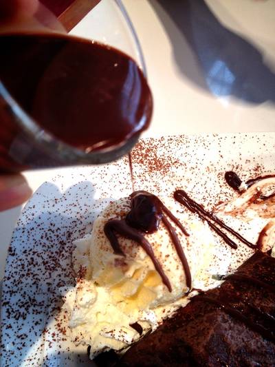 ราดซอสช็อคโกแลต :) ที่ ร้านอาหาร Pancake Cafe The Circle