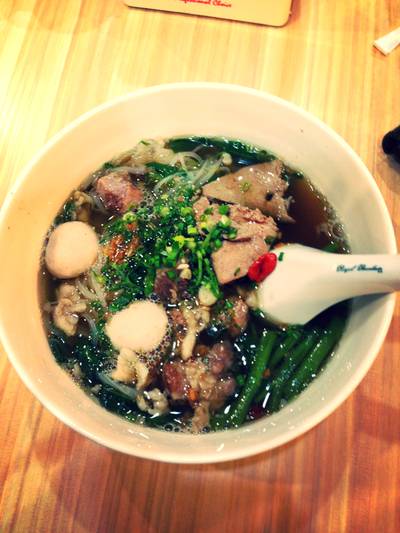 ก๋วยเตี๋ยวชามโต ที่ ร้านอาหาร โต๊ะเตี๋ยวตุ๋น