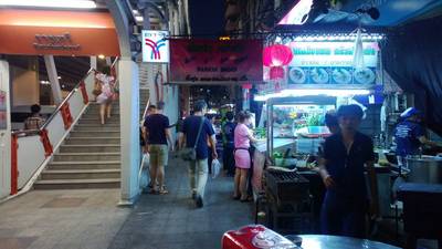 ครัวเมืองลพ คนเมืองลิง ที่ ร้านอาหาร ครัวเมืองลพ คนเมืองลิง