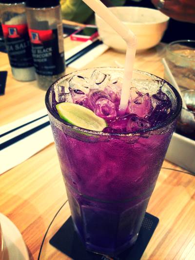 น้ำอัญชัญ มะนาว ที่ ร้านอาหาร โต๊ะเตี๋ยวตุ๋น