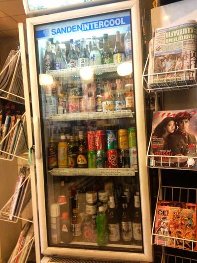 เครื่องดื่ม หนังสือ เพียบ! ที่ ร้านอาหาร Sendai Ramen Mokori สีลม