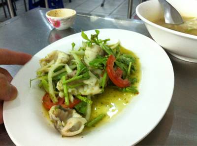 ยำปลาเด็ดมากขอบอก ที่ ร้านอาหาร ข้าวต้มปลาชลบุรี