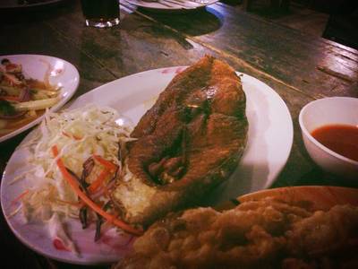 ปลาอินทรีย์ทอดน้ำปลา ซี้ดเรย... ที่ ร้านอาหาร ครัวไอทะเล