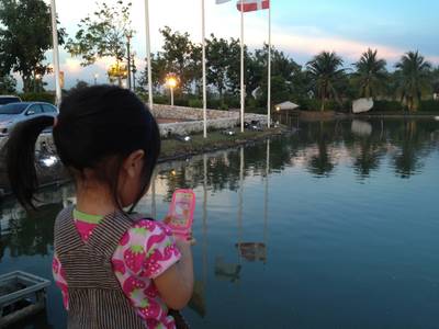 ด้านหน้ามีบ่อ หงษ์ว่ายน้ำ เด็กๆชอบ ที่ ร้านอาหาร บ้านน้ำเคียงดิน