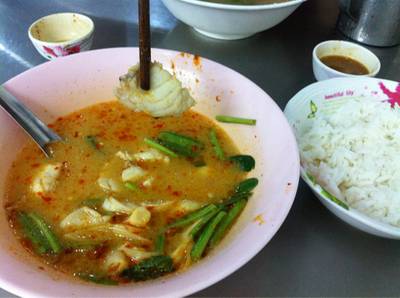 ต้มยำปลา ข้าวสวย ที่ ร้านอาหาร ข้าวต้มปลาชลบุรี
