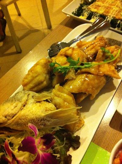 ปลากระพงทอดน้ำปลากับยำมะม่วง ที่ ร้านอาหาร Secret Garden สาทร
