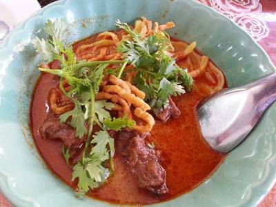 ข้าวซอยเนื้อ ที่ ร้านอาหาร เฮือนเพ็ญ