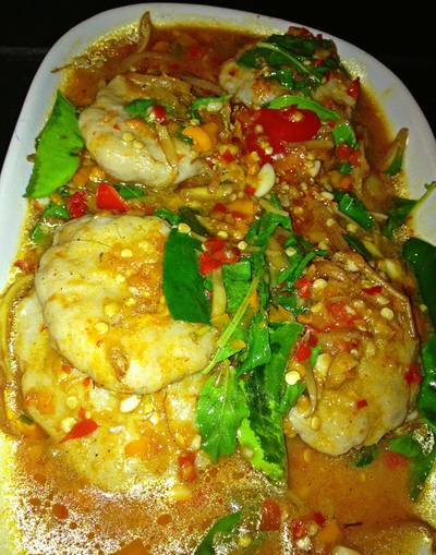 ปลากรายผัดฉ่า ที่ ร้านอาหาร Waterside Resort Restaurant