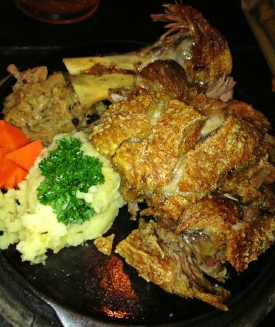 ขาหมูเยอรมัน ทานยังไงก็สู้โรงเบียร์เยอรมันไม่ได้ ที่ ร้านอาหาร Waterside Resort Restaurant
