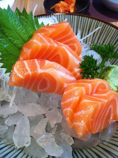 ซาเซมิปลาแซลมอน ที่ ร้านอาหาร FUMi Japanese Cuisine Promenade