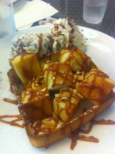 Almond Toste Caramel With Ice-cream ที่ ร้านอาหาร กาแฟบ้านบางอ้อ