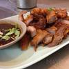 หมูทอด โอเคนะ แต่ทอดทิ้งไว้ มันเย็นแล้วอ่ะ ที่ ร้านอาหาร ข้าวต้มเป็ดอ้วน