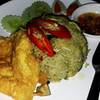 ข้าวผัดเขียวหวานไก่ไข่เจียว ที่ ร้านอาหาร แสงทองบูรพา