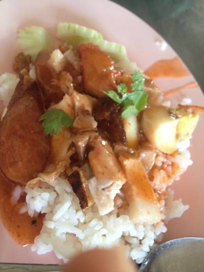 ข้าวหมูแดง กรอบ อร่อยปานกลาง ที่ ร้านอาหาร ร้านกาแฟเจ๊กเปี๊ยะ