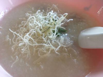 โจ๊กหมู เหลวไปหน่อย ที่ ร้านอาหาร ร้านกาแฟเจ๊กเปี๊ยะ