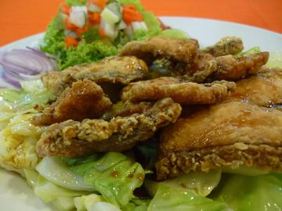 ปลาทอดน้ำปลา สรุปอีกทีว่าก็อร่อยจ้า ถือว่าสดอยู่ ที่ ร้านอาหาร ร้านต้นพร้าว กู้กู ภูเก็ต