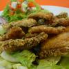 ปลาทอดน้ำปลา สรุปอีกทีว่าก็อร่อยจ้า ถือว่าสดอยู่ ที่ ร้านอาหาร ร้านต้นพร้าว กู้กู ภูเก็ต