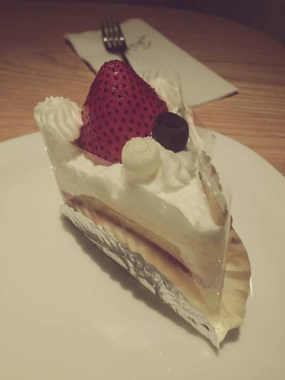 Strawberry Shot Cake ที่ ร้านอาหาร Patisserie Mori Osaka RCA