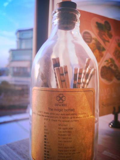 The Magic Bottle เสี่ยงทายเพลินๆก่อนทานครับ ที่ ร้านอาหาร HAP de NOUS The Promenade