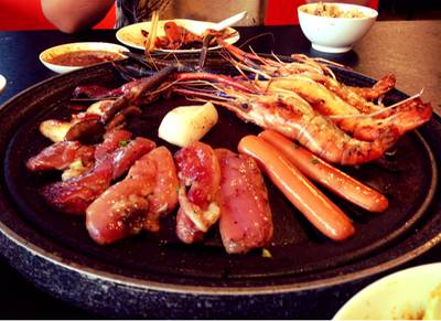 เนื้อสัตว์กับน้ำจิ้มคุณภาพโอเค ที่ ร้านอาหาร KUMA YAKINIKU