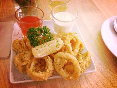 Calamari Fritti ปลาหมึกชุปแป้งทอด มีทาทาร์ซอสและแยมสตอเบอรี่ให้เลือกจิ้มครับ ที่ ร้านอาหาร HAP de NOUS The Promenade