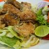เนื้อปลาทอดน้ำปลา ที่ ร้านอาหาร ร้านต้นพร้าว กู้กู ภูเก็ต