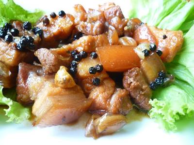 หมูฮ้อง เนื้อขาวไม่มาก เนื้อแดงน่าทานมาก ไม่ใส่สีจนเกินไป ที่ ร้านอาหาร ร้านต้นพร้าว กู้กู ภูเก็ต
