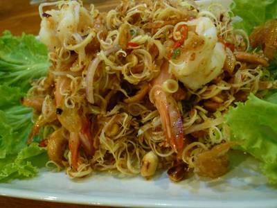 ยำตะไคร้ อีกเมนูที่เห็นแว๊ปแรกแล้วน่าทานมาก อร่อยๆ ที่ ร้านอาหาร ร้านต้นพร้าว กู้กู ภูเก็ต