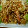 ยำตะไคร้ อีกเมนูที่เห็นแว๊ปแรกแล้วน่าทานมาก อร่อยๆ ที่ ร้านอาหาร ร้านต้นพร้าว กู้กู ภูเก็ต