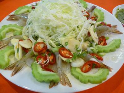 กุ้งแช่น้ำปลา กุ้งตัวใหญ่ดีค่ะ สรุปว่าก็อร่อย ที่ ร้านอาหาร ร้านต้นพร้าว กู้กู ภูเก็ต