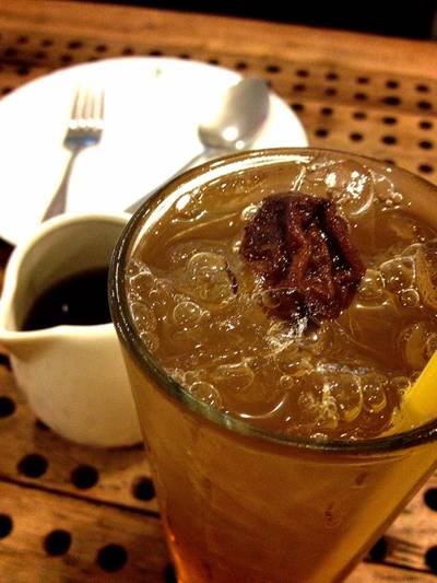 ชามะลิบ๊วย พร้อมถ้วยน้ำเชื่อมเติมความหวานตามต้องการ ที่ ร้านอาหาร คุณเชิญ มังสวิรัติ