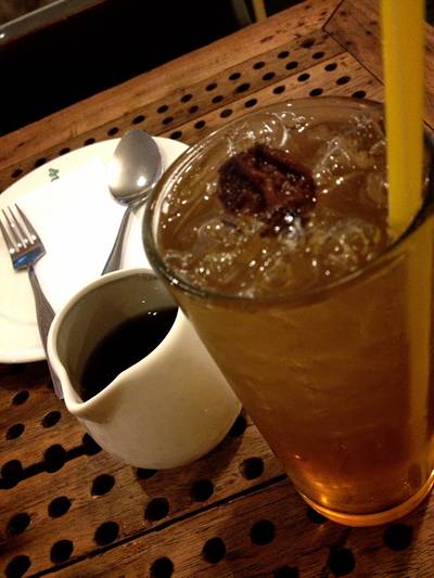 ชามะลิบ๊วย เติมน้ำเชื่อมเพิ่มความหวานตามต้องการ ที่ ร้านอาหาร คุณเชิญ มังสวิรัติ
