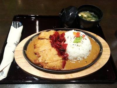 แกงกะหรี่หมูทอดกระทะร้อน มีไข่ข้างใต้ด้วย ที่ ร้านอาหาร Konaya Curry Udon Terminal 21