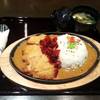 แกงกะหรี่หมูทอดกระทะร้อน มีไข่ข้างใต้ด้วย ที่ ร้านอาหาร Konaya Curry Udon Terminal 21