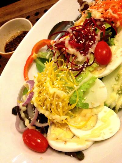 สลัดผักปอนซึ ที่ ร้านอาหาร คุณเชิญ มังสวิรัติ
