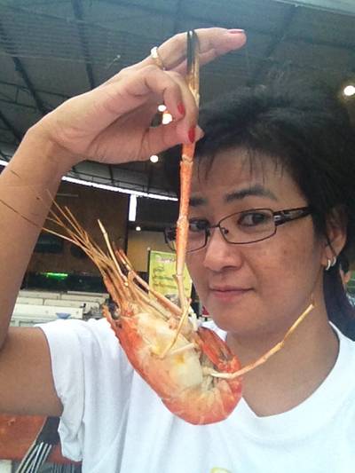 กุ้งเผาตัวใหญ่ๆ ที่ ร้านอาหาร อภิชาติซีฟู้ด