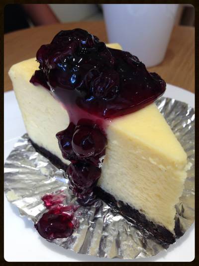 เนื้อเค้มนุ่มๆ ลาดซอสบลูเบอรรี่  ที่ ร้านอาหาร Patisserie Mori Osaka RCA
